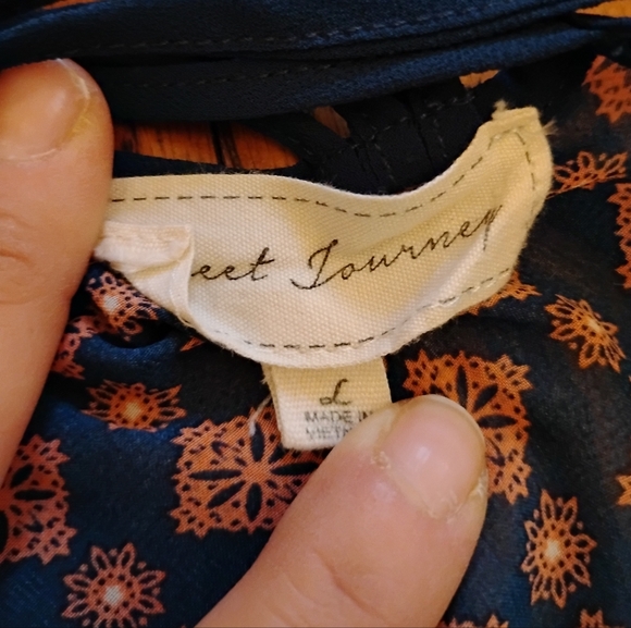 Elegant Women's Blue and Tan Patterned Blouse - Picture 7 of 7